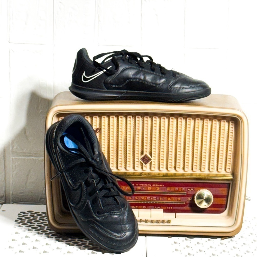 Nike Youth Tiempo Legend 9 Club Indoor Shoes Size 2